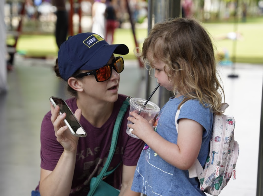 photo: mom chatting